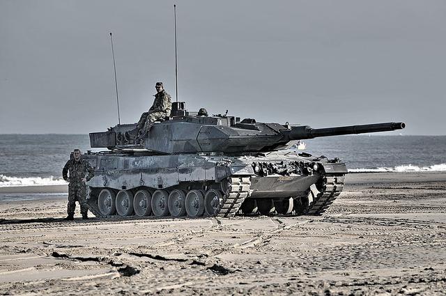 M1对豹2：几十辆坦克对轰 波兰边境上演“巅峰对决”