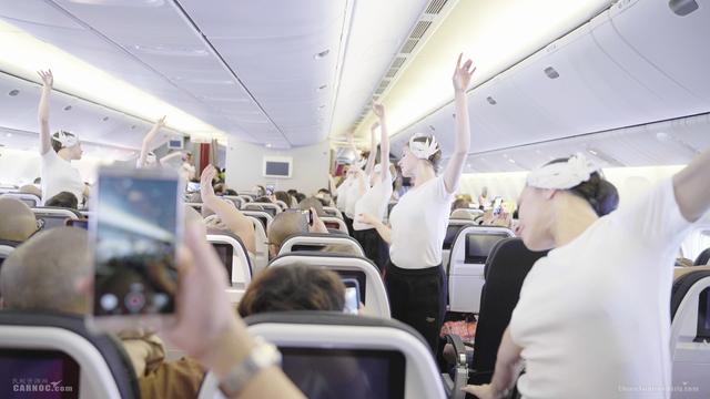 法航机上呈现精彩空中芭蕾表演