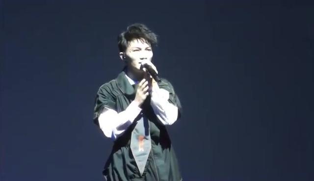 周深在新加坡演唱《大鱼》不敢用声音判定性别了，天使吻过的嗓音