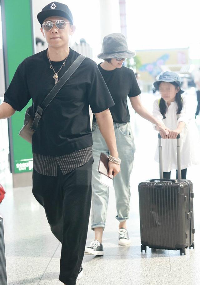 夏雨一家三口终于合体，叠搭衬衫比袁泉还潮，9岁女儿长腿不输妈