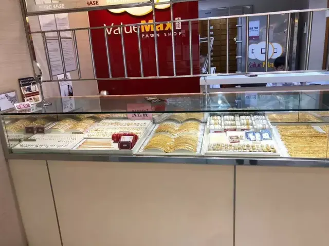 新加坡当铺惊魂：光天化日蒙面男子提菜刀进店......