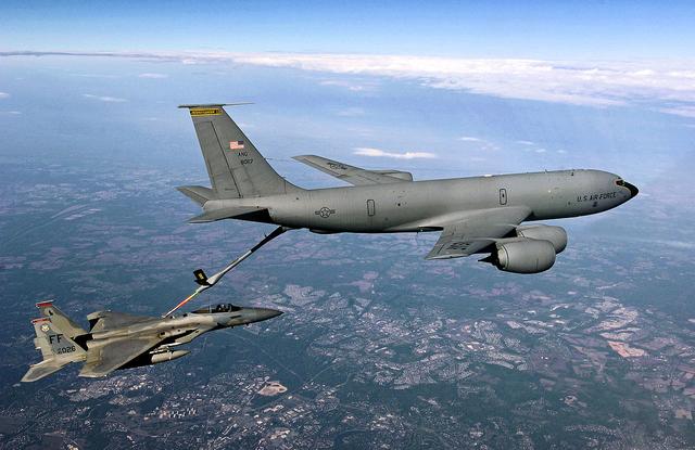 美军KC-135空中加油机发挥“余热”降台湾，蔡英文朝思暮想美军“加油”来了？