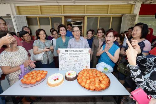 新媒：悬壶济世55年 新加坡八旬华人医生退休数百街坊欢送