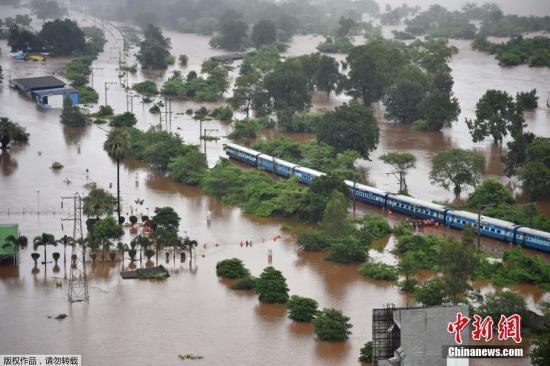 印度暴雨致铁轨积水 700名乘客经8小时救援后均脱困