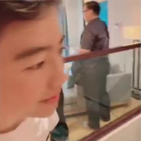 秒变柠檬精！张柏芝带孩子出游新加坡，Lucas酷拽释放荷尔蒙