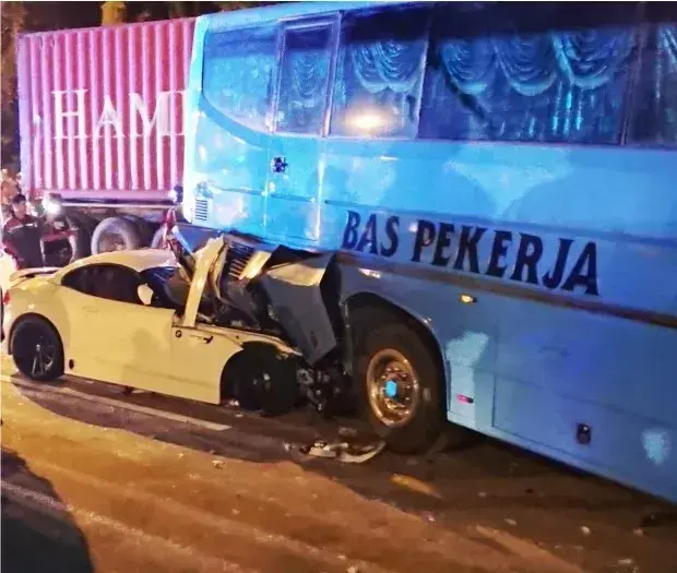 四车相撞！新加坡宝马车在马来西亚遭遇严重车祸