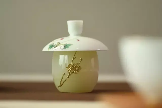 不闻世间几分冷，只愿做个吃茶人