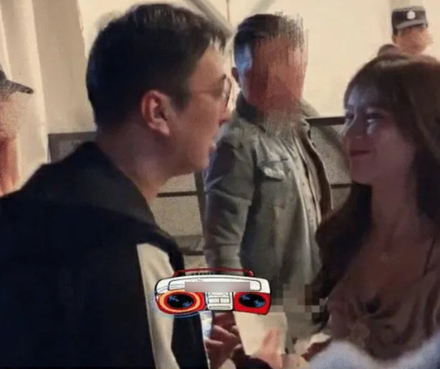 王思聪携新女友游新加坡，新女友会撒娇频放电眼，王思聪一脸宠溺