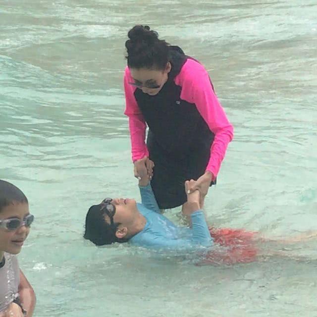 张柏芝带小儿子回新加坡半月不归 陪大儿子二儿子游海洋馆抱海豚