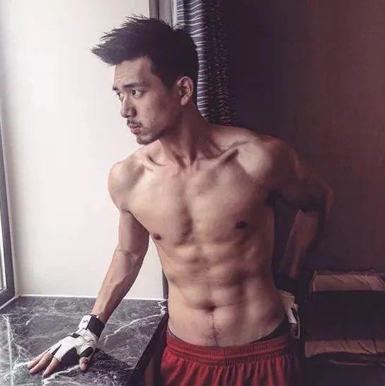 李现的腹肌在男星里可以排第几？竟已碾压彭于晏、张家辉…