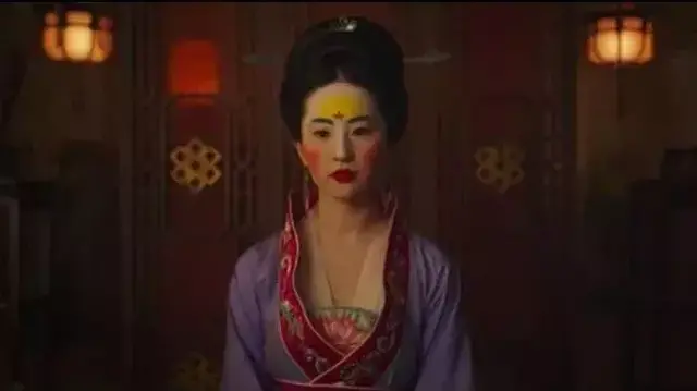 哈哈哈！外国网友问：木兰额头上是顶了个华为吗？