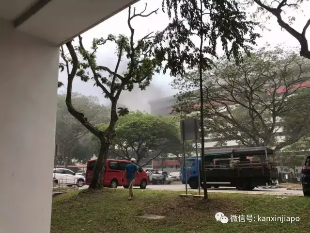 ​宏茂桥大牌224突发火灾，现场浓烟滚滚