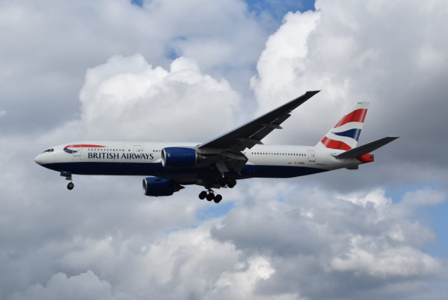 在新加坡酒店裸奔，三名英国空乘人员面临解雇