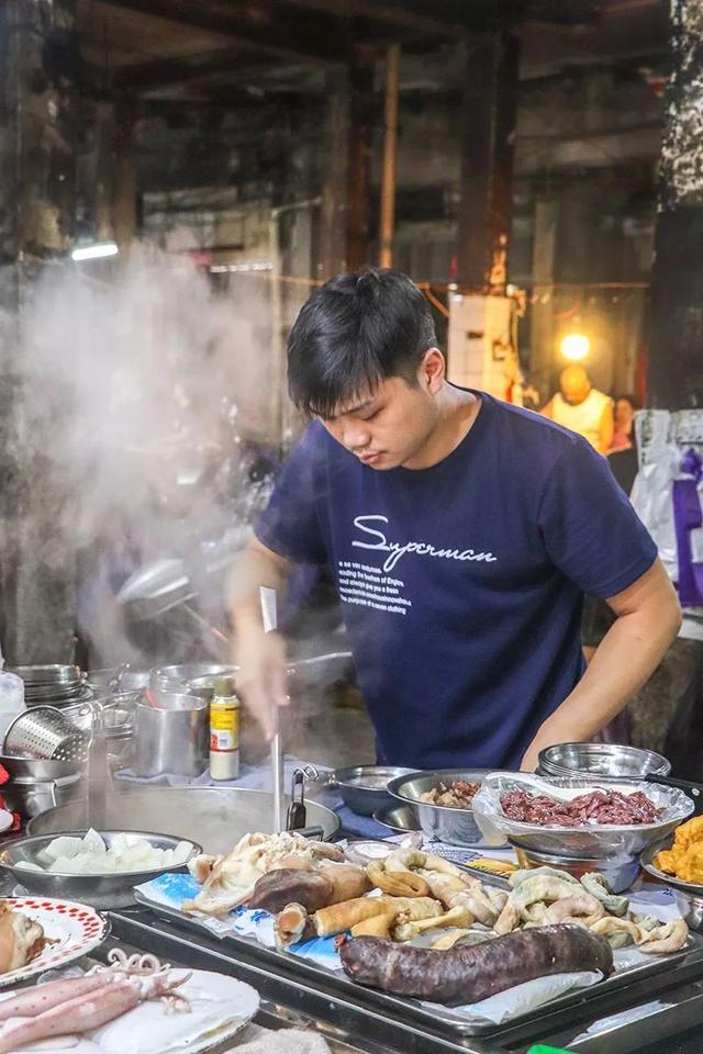 石狮老街菜市场里，4代人100年只做这道海蛎煎