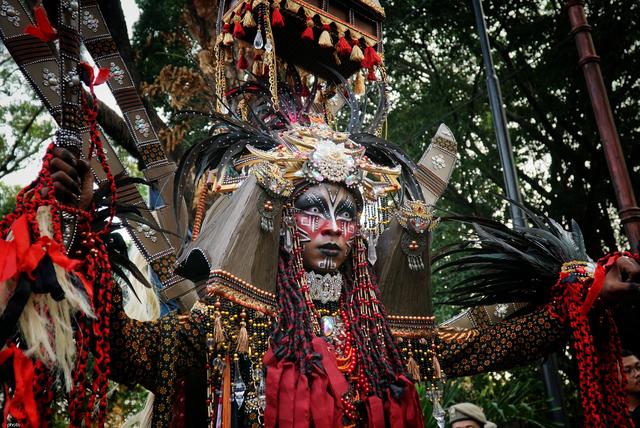 印尼举行蜡染嘉年华活动 模特穿着五花八门仿佛群魔乱舞