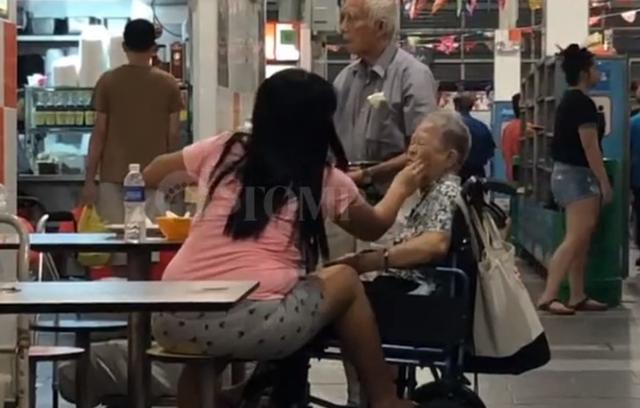 干得漂亮！新加坡保姆餐馆虐待老人，遭热心市民报警举报…