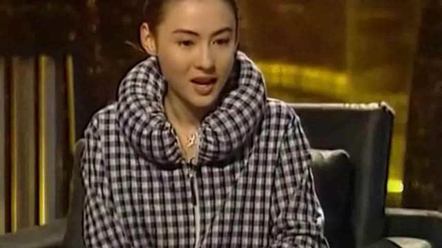 张柏芝新加坡男友再度曝光，张柏芝乘经济舱普吉岛游玩，厚裹严实