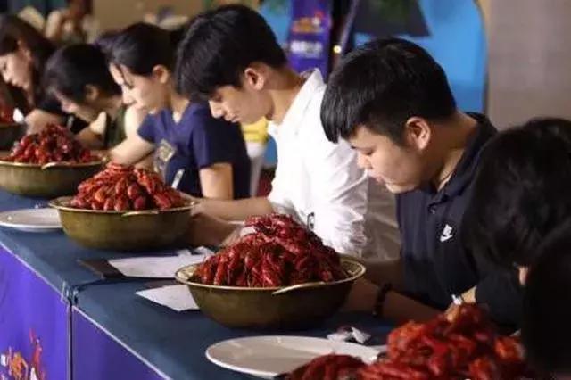 鸡蛋涨价凶猛煎饼果子摊不“蛋定”了，生剥虾师月薪可达万元