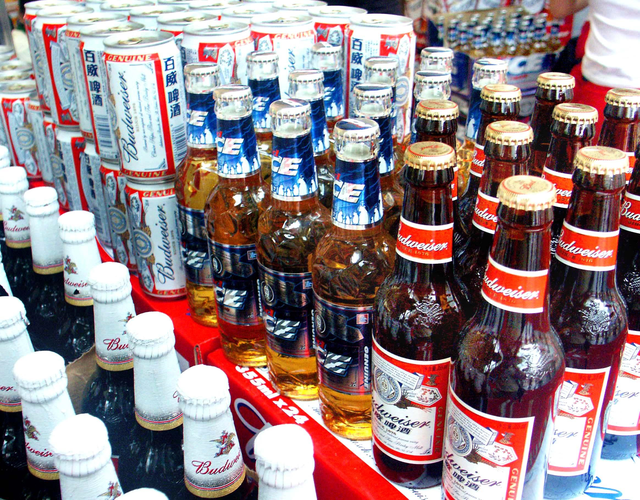 百威女生卖酒被猥亵背后：每晚趴夜店4小时，一瓶酒仅提成几元