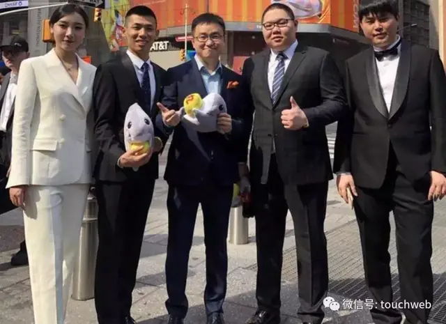 斗鱼美国上市多个主播出席 PDD：首次穿西装有点紧张，可还行？