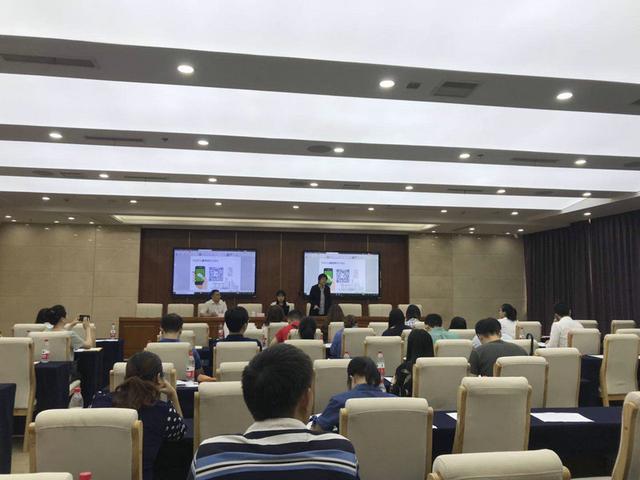 渝中区举办企业赴新加坡上市发债讲座