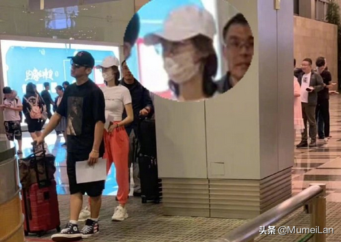 疑似郑恺苗苗恋情曝光，网友在新加坡机场偶遇郑恺与一名女子同行