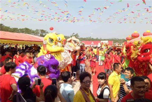 每年清明节，他们都会回中国扫墓祭祖，但不愿意承认自己是中国人