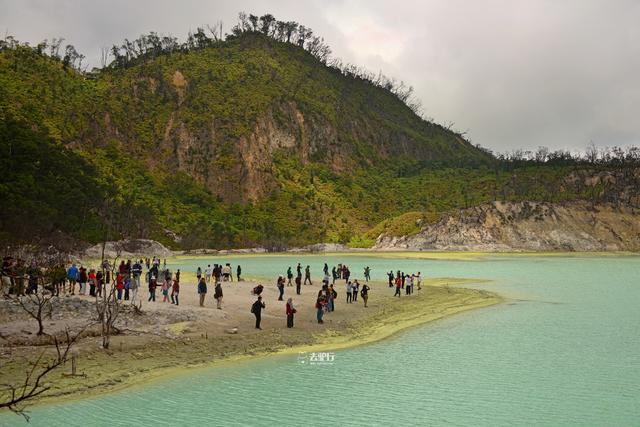 会变色的火山湖：几种颜色随毒气变幻，游客最多只能呆15分钟