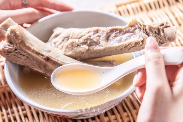 新加坡美食火了，靠一碗碗热腾腾的肉骨茶打动了无数食客