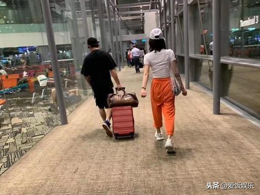 郑恺恋情再添实锤！前几日约会神秘女子，今日二人被曝同游新加坡