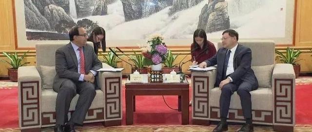 王伟中见了一位新加坡客人 谈的这件事和你有关