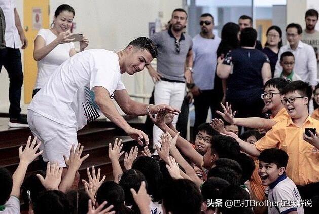 为合作热身？C罗亮相新加坡学校亮球技，为好友善举站台做宣传