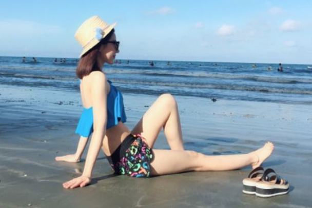 她是央视美女主播，素颜抱娃美貌不减，她的生活更是令人羡慕