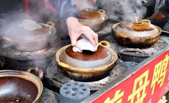 石狮老街菜市场里，4代人100年只做这道海蛎煎