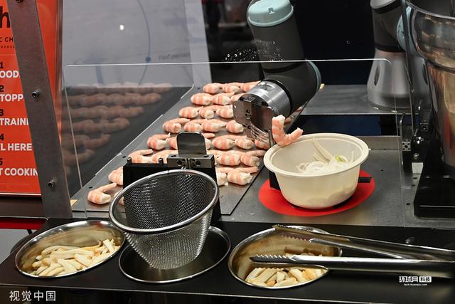 新加坡：机器人厨师制作东南亚美食叻沙