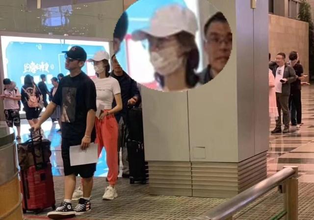 郑恺新恋情疑曝光，与一女子同游新加坡被偶遇，是传闻的她吗？