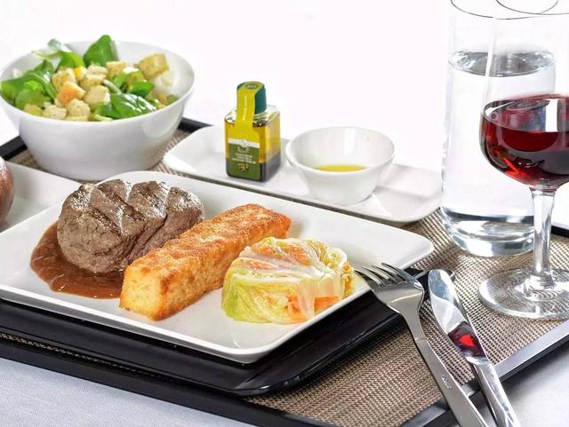 出游季！据说坐上这15家“喂猪”航空 你就准备扶腰下吧