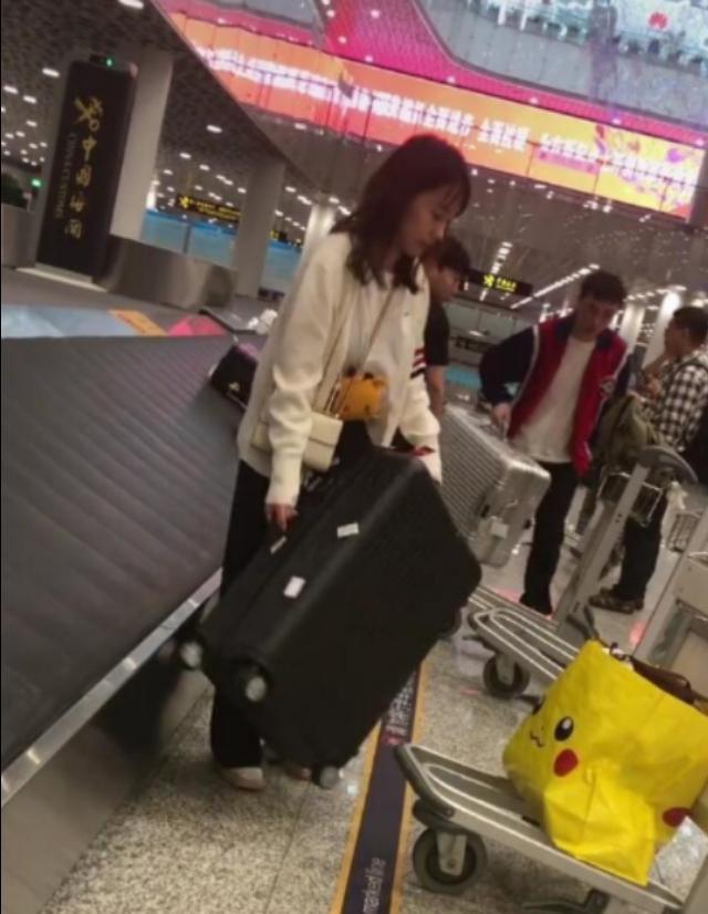 王思聪陪新女友旅游，女方居然是她