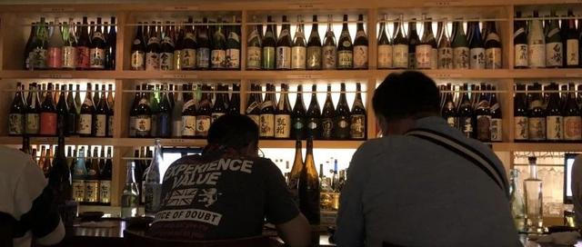 凌晨两点的鹿儿岛天文馆酒吧门前，路上没有一个人能走直线