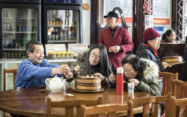 「特写」小镇里上百年的故事，都在这只包子里了