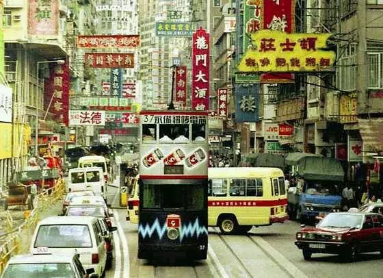 为早日清白归国，英雄首先来到香港，与日思夜想的家乡仅一河之隔