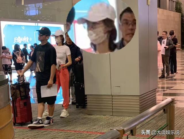 郑恺与“神秘女子”共游新加坡，网友称其身材火辣不输程晓玥