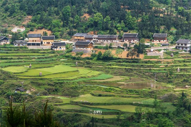 贵州有座苗族村：祖辈把大山挖成田，如今村民把游客带回家看田