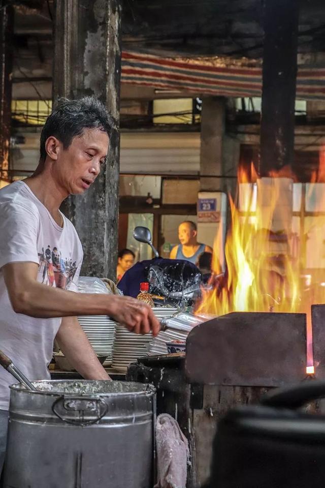 石狮老街菜市场里，4代人100年只做这道海蛎煎