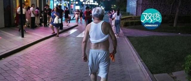 “北京比基尼”引外媒围观！“膀爷”出动，小心被罚丨外媒说