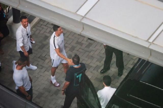 人气无敌！C罗现身新加坡参加活动，出酒店就听到上千人齐声尖叫