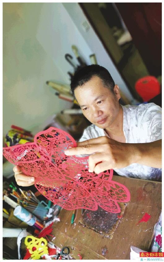 一把剪刀一张纸 半年剪出清明上河图