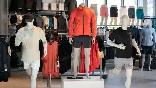 LV推出限量联名围巾、Lululemon新店带健身和餐饮区等5条双语资讯