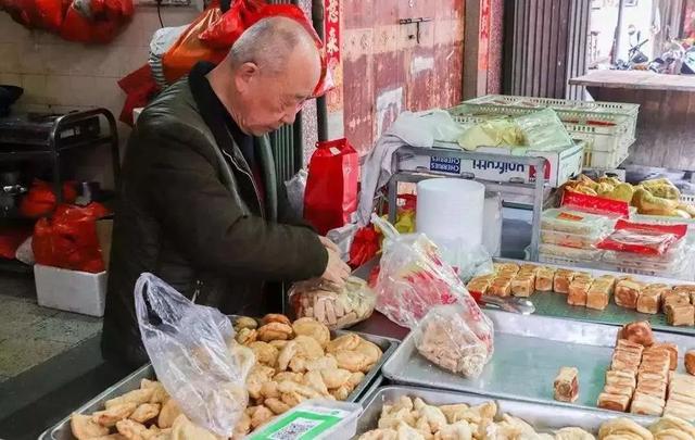 石狮老街菜市场里，4代人100年只做这道海蛎煎