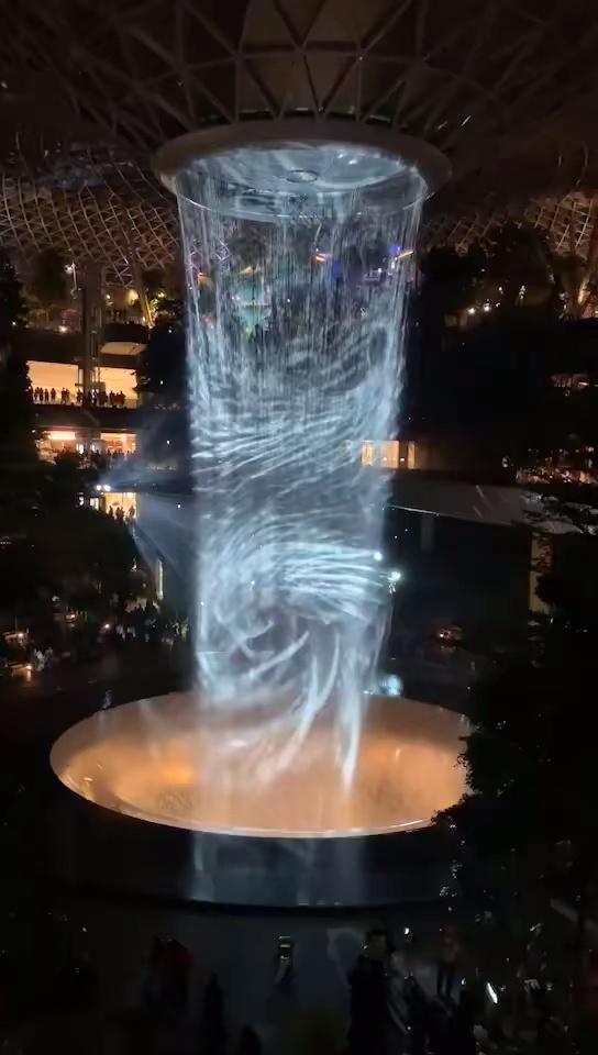 新加坡室内最大的瀑布